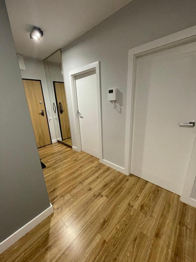 Fajny Apartament Z Parkingiem, Obok Metra. Варшава Екстериор снимка