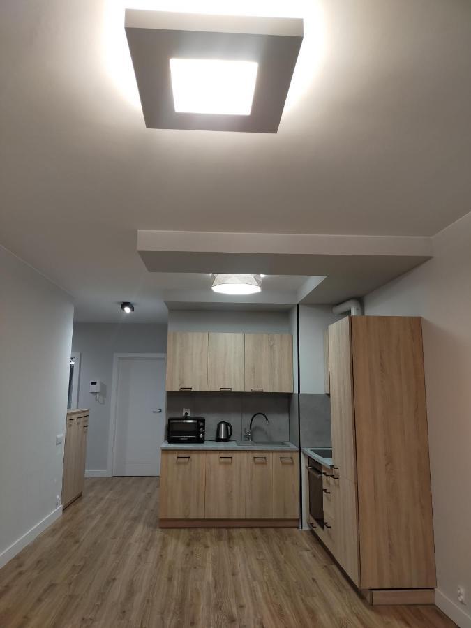 Fajny Apartament Z Parkingiem, Obok Metra. Варшава Екстериор снимка