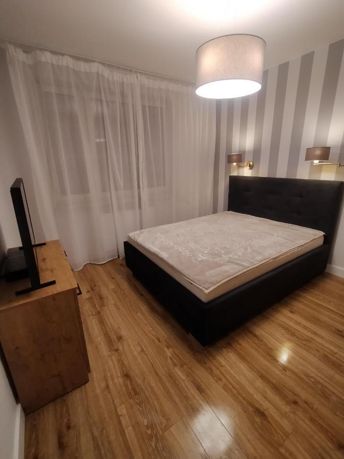 Fajny Apartament Z Parkingiem, Obok Metra. Варшава Екстериор снимка