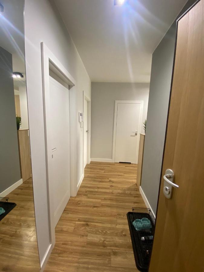 Fajny Apartament Z Parkingiem, Obok Metra. Варшава Екстериор снимка