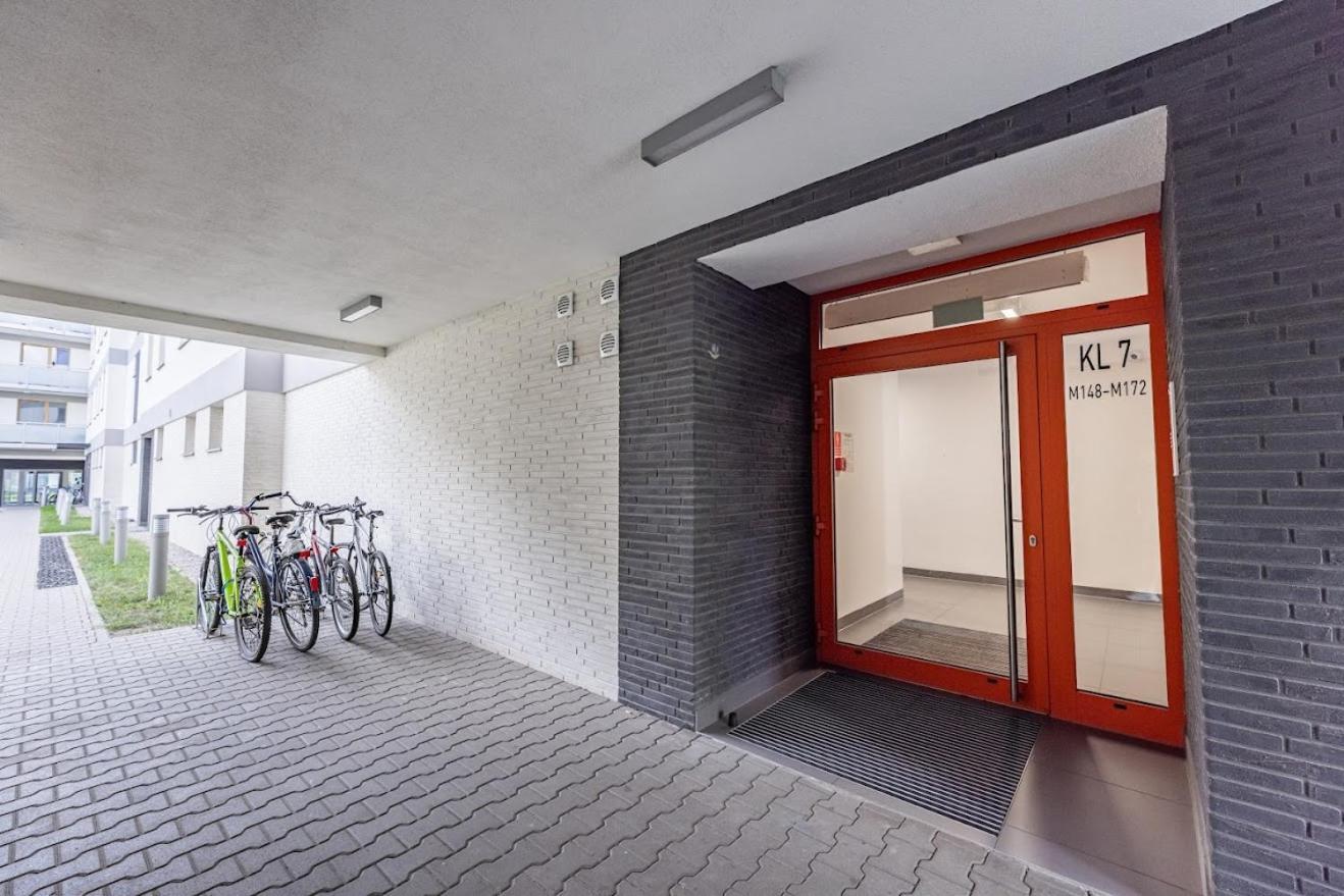 Fajny Apartament Z Parkingiem, Obok Metra. Варшава Екстериор снимка