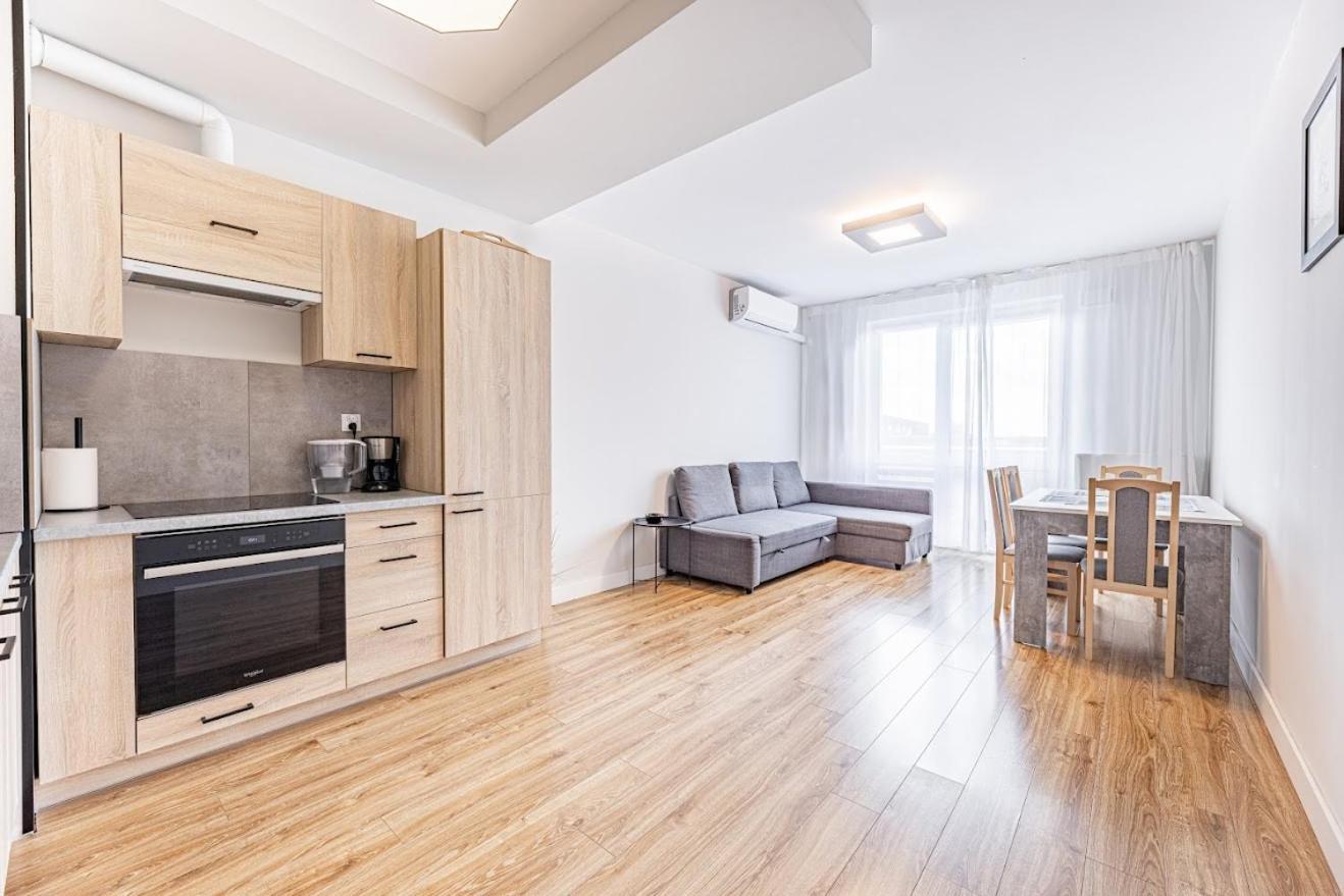 Fajny Apartament Z Parkingiem, Obok Metra. Варшава Екстериор снимка