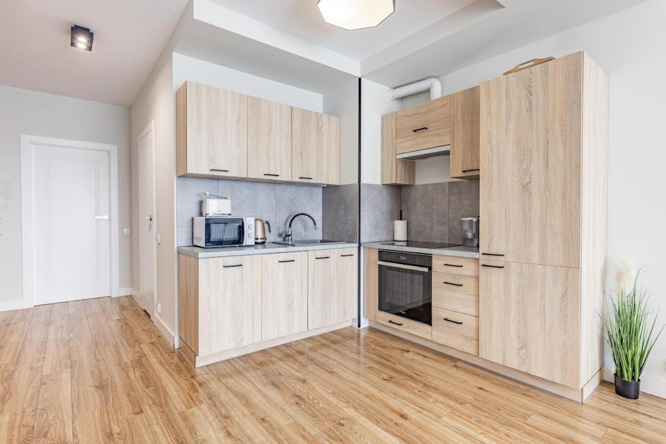 Fajny Apartament Z Parkingiem, Obok Metra. Варшава Екстериор снимка