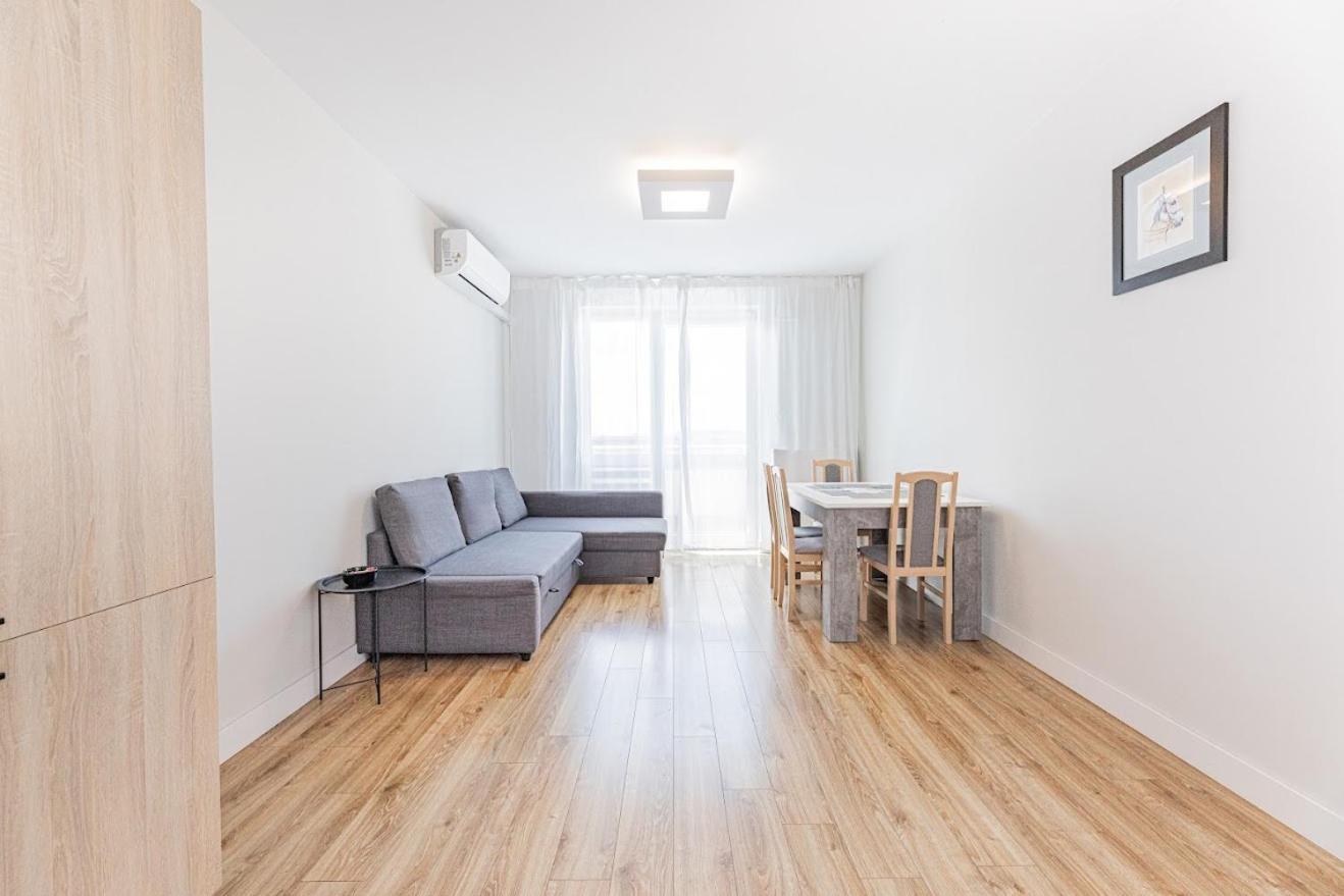 Fajny Apartament Z Parkingiem, Obok Metra. Варшава Екстериор снимка