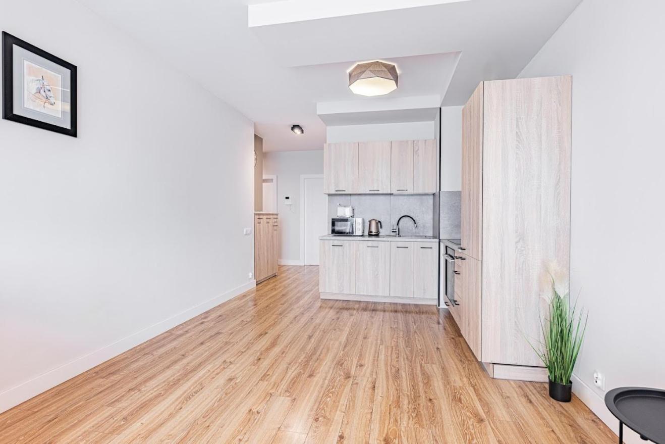 Fajny Apartament Z Parkingiem, Obok Metra. Варшава Екстериор снимка