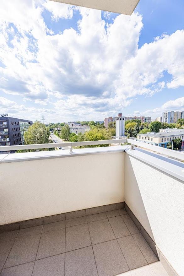 Fajny Apartament Z Parkingiem, Obok Metra. Варшава Екстериор снимка