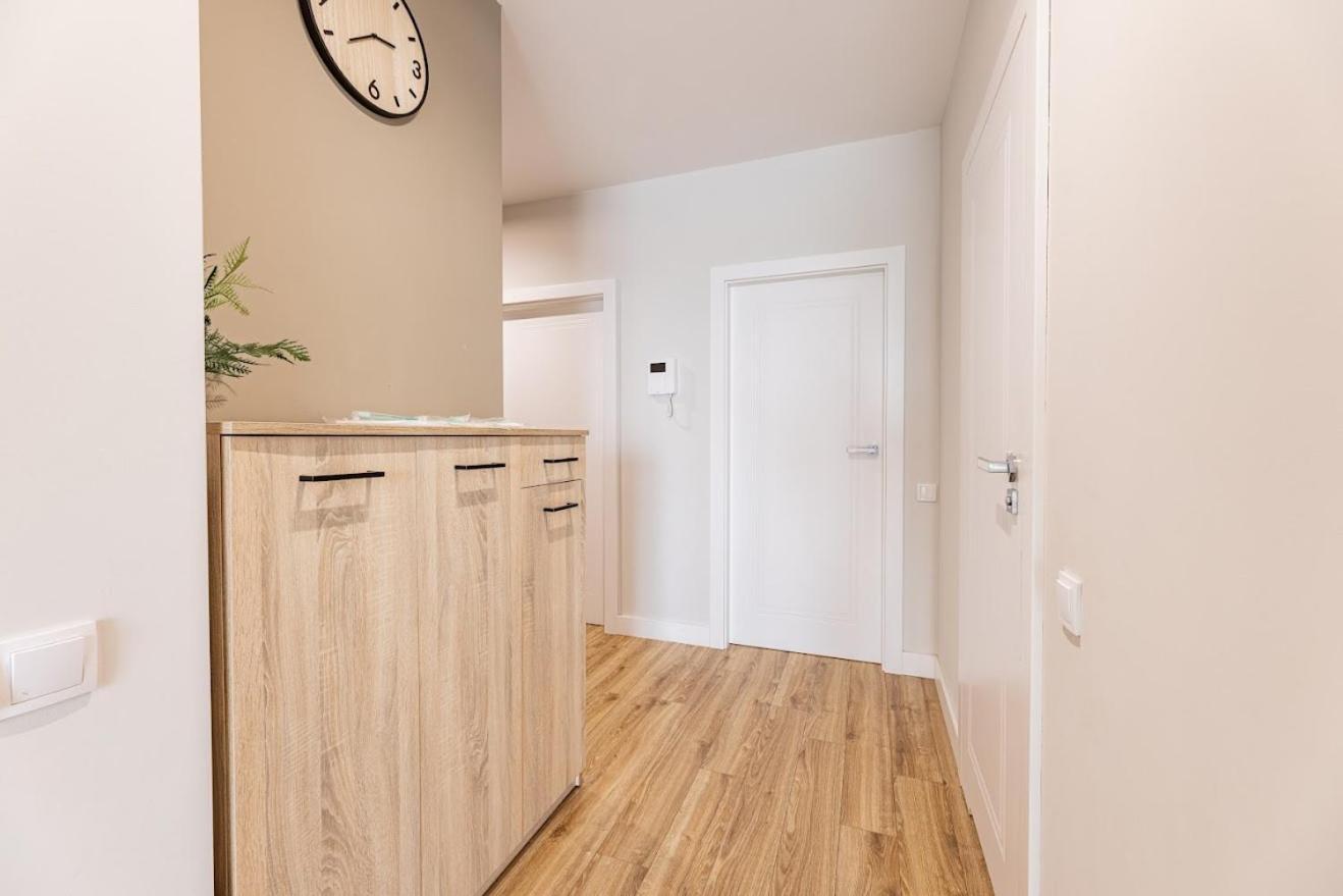 Fajny Apartament Z Parkingiem, Obok Metra. Варшава Екстериор снимка